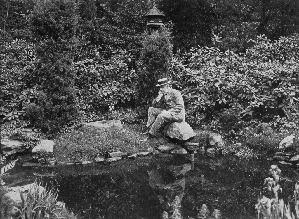 Sr. Edward Bok sentado em seu jardim finalizado